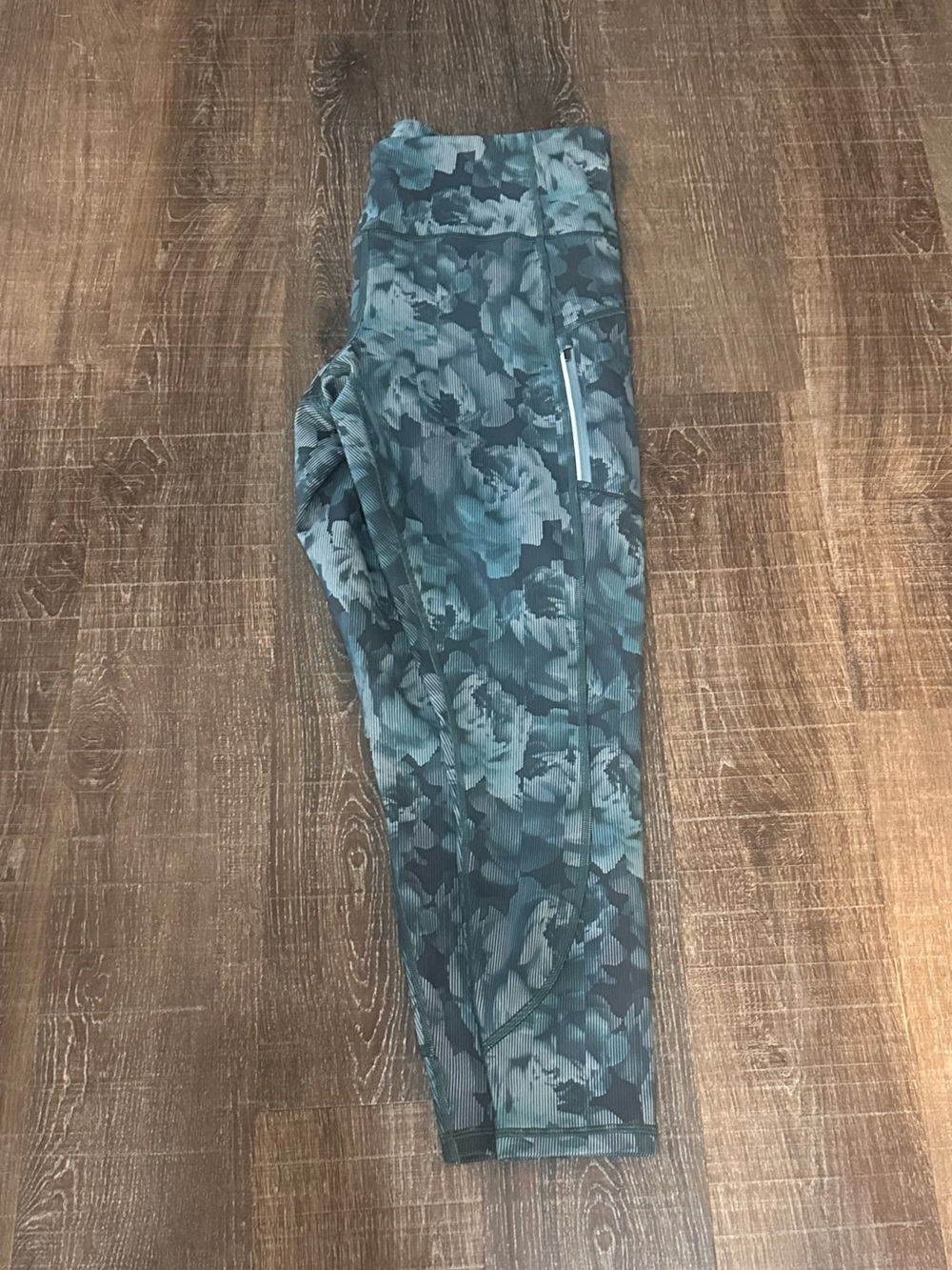 Athleta High Rise Rainier Green and Gray Floral Print with Pockets Size 1X - Picture 3 of 7